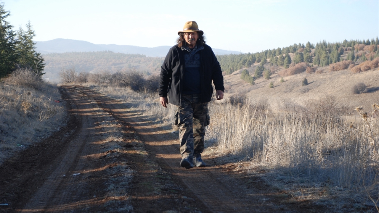 Dostu için her gün marketten alışveriş yapıyor