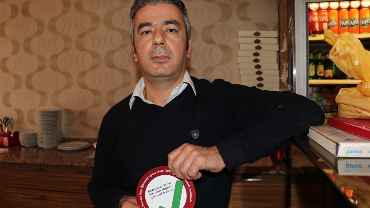 İşletmesinde Türkçe isim kullanan Ahmet İnan da öğrencilere teşekkür ederek, "Öğrenciler işletmemizi ziyaretlerinde Türkçe tabela kullandığımız için teşekkür etti. Herkesin tabelalarında Türkçe isim kullanmalarını öneriyoruz." diye konuştu. 