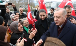 Cumhurbaşkanı Erdoğan İsviçre'de sevgi gösterileriyle karşılandı