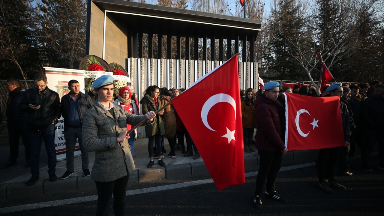 Şehitlerin aileleri, yaralanan askerler ve vatandaşların katılımıyla saldırının yaşandığı Talas Bulvarı Erciyes Üniversitesi Yerleşkesi önündeki durakta saygı duruşu bulunuldu ve İstiklal Marşı okudu.