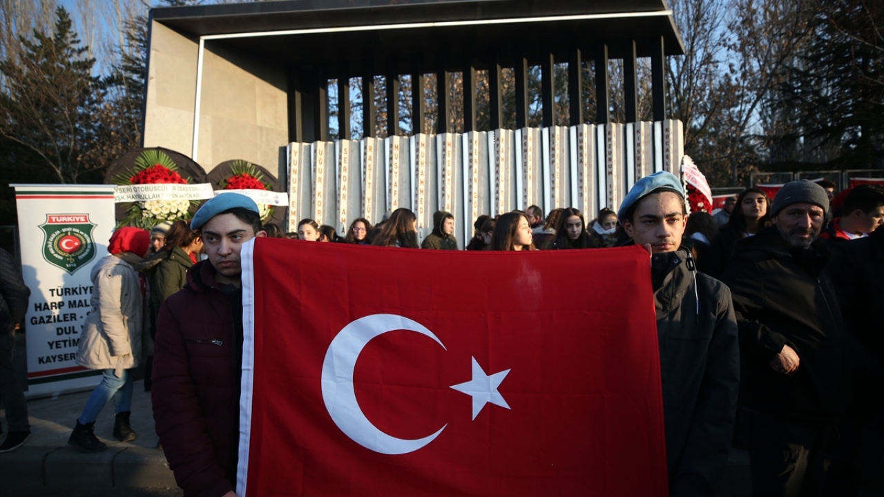 Kayseri 1. Komando Tugay Komutanlığında geçmişte askerlik yapan ve Erciyes Mavi Kartallar Dayanışma, Yardımlaşma ve Kültür Derneği adı altında faaliyet gösteren eski askerler de Türkiye`nin dört bir yanından gelerek anma törenine katıldı.