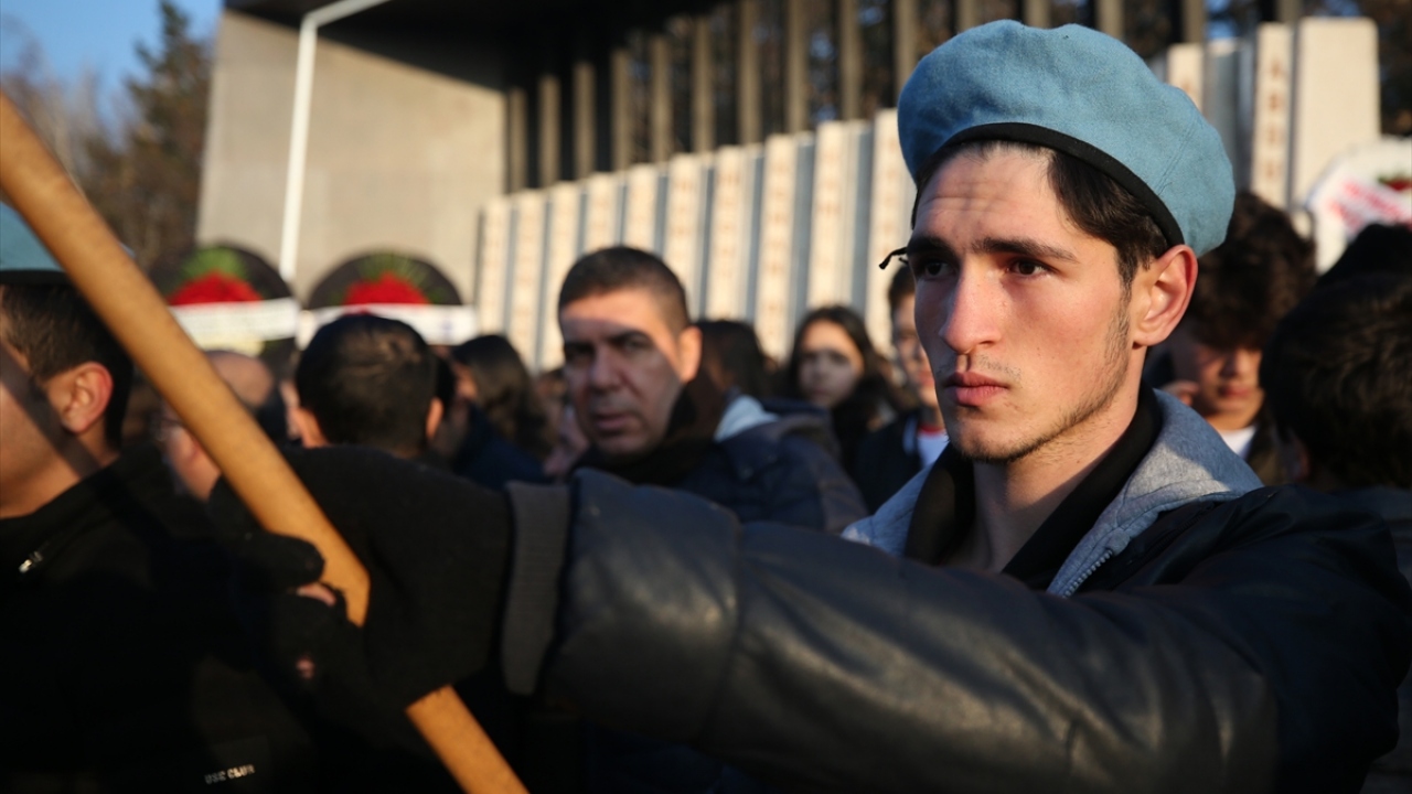 "Acılarını paylaşmak için buradayız."