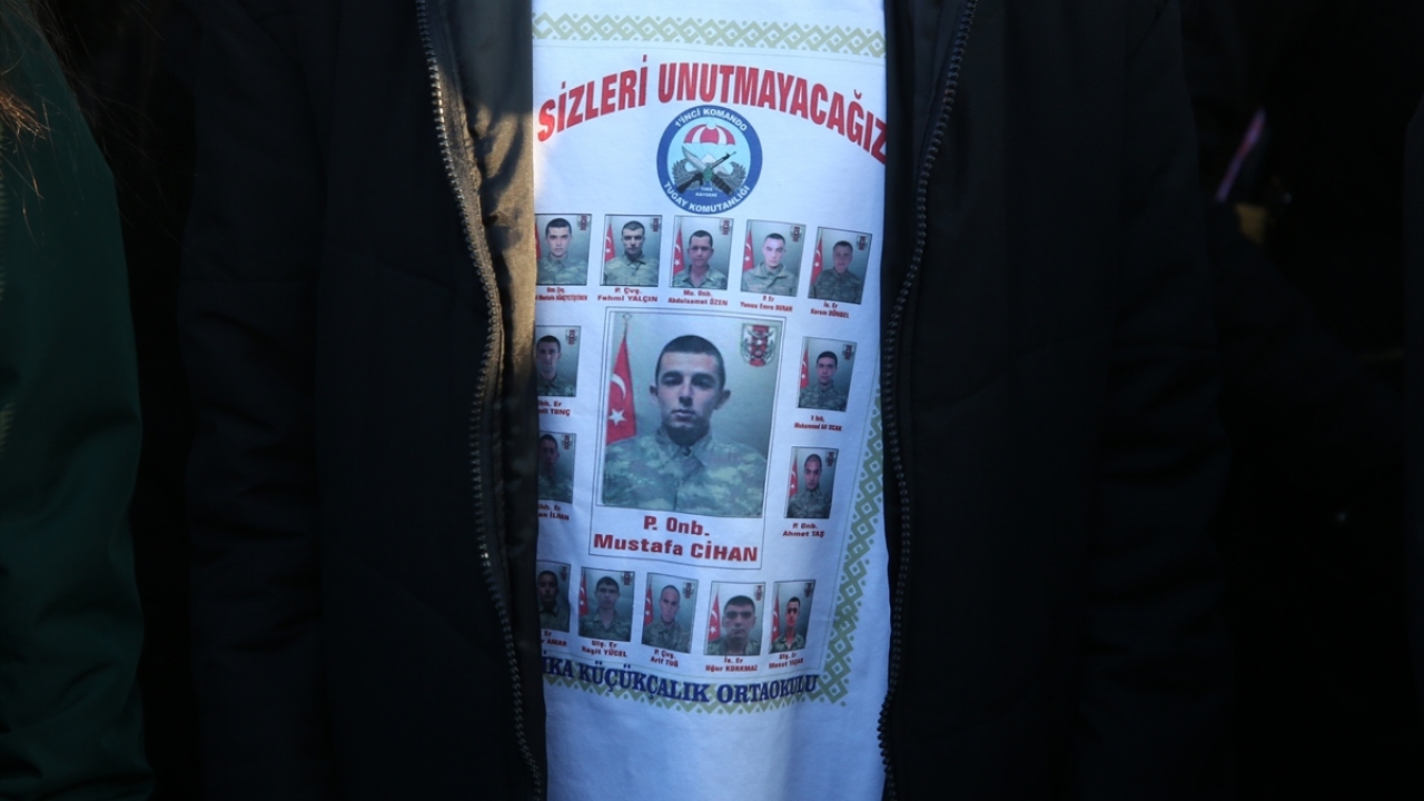 Şehit Abdulsamet Özen`in babası Hüseyin Özen, "3 yıl geçti ama halen yeni gibi. Hiç aklımızdan çıkmıyor. Allah ömür verdiği sürece her 17 Aralık`ta burada olmak istiyorum." dedi.