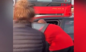 TIR önünde aracı ile sürüklenen adamı ünlü şarkıcı kurtardı