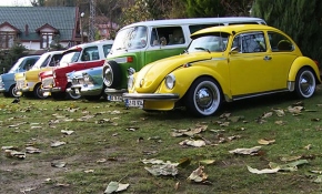 Renkli klasik araçların koleksiyoneri