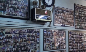 Çay ocağının duvarlarını müşterilerin fotoğrafları süslüyor