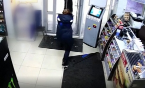 Rusya'da market çalışanı soyguncuyu paspas sopasıyla kovaladı