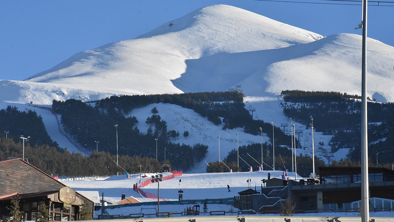 Her yıl binlerce yerli, yabancı turisti ağırlayan ve toplam 100 kilometreyi bulan pistleriyle ön plana çıkan Palandöken`in yeni yüzü akşam saatlerinde beliren silüet olacak.
