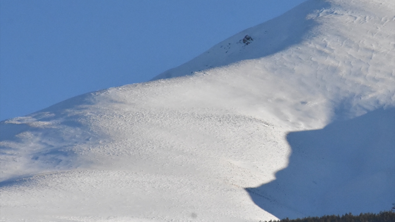 Yıllardır kayak merkezine geldiğini belirten Özgür, "Ben yeni fark ettim ama dikkatli bakınca insan silüeti bu saatlerde ortaya çıkıyor." dedi.