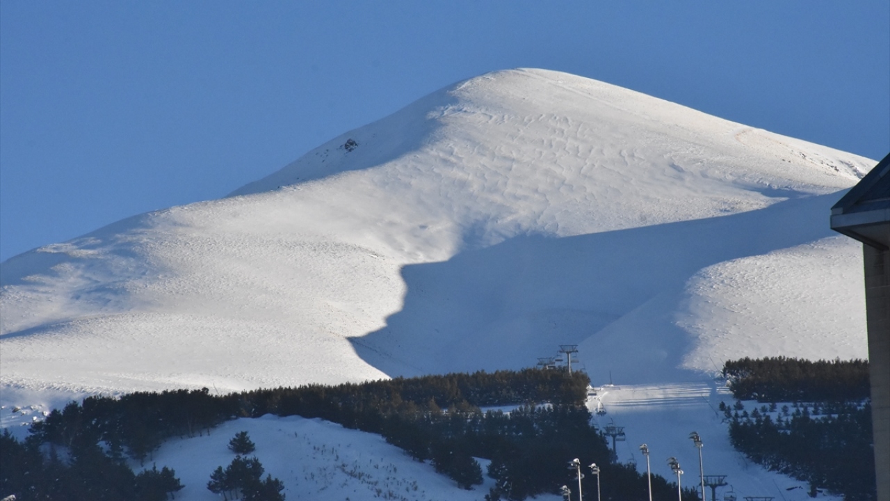 Silüetin kış mevsiminde ortaya çıktığını ifade eden Fatih Taysi ise Palandöken`e çıkan herkesin dikkatlice bakması halinde silüeti görebileceğini dile getirdi.