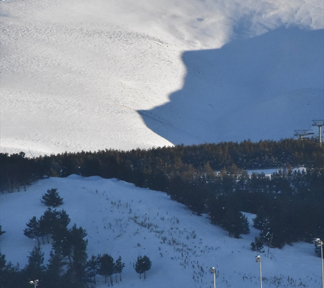 Kar üstüne yansıyan silüetin kayak merkezine ayrı bir güzellik kattığını vurgulayan Taysi, "İlk başta silüete bakınca herkes gibi şaşırdım. Silüetin karın üstüne yansıması farklı bir güzellik ortaya çıkarmış." diye konuştu.