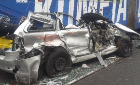 Tramvayların arasında sıkışan otomobilden sağ kurtuldu