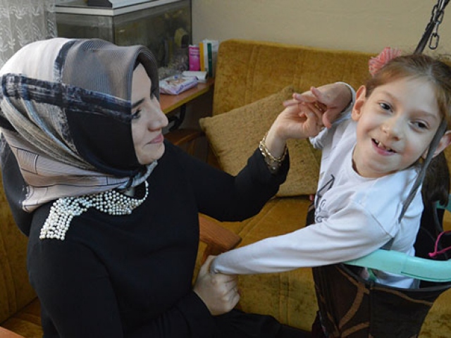 Serebral palsi hastası Nida derslerine evinde giriyor