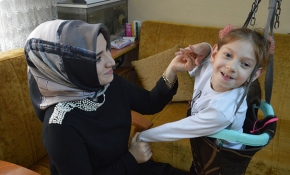 Serebral palsi hastası Nida derslerine evinde giriyor
