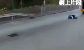 Çin'de çocuk seyir halindeki okul servisinden düştü