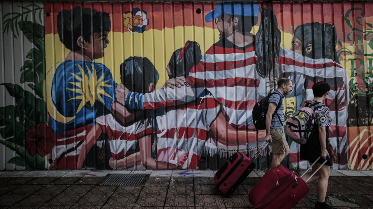 Kuala Lumpur sokaklarındaki duvarlarda ülkenin birlik ve beraberliğine vurgu yapan grafitilerin işlendiği görülüyor.
