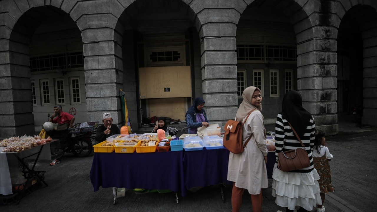 Kentin caddelerinde bulunan çok sayıda farklı kültürden satıcıdan yerel lezzetleri tatma imkanı bulunuyor.