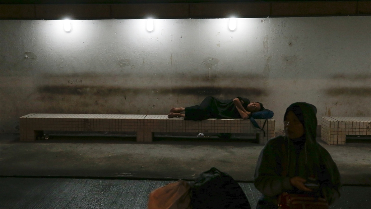 Bir çok açıdan gelişmiş bir kent olan Kuala Lumpur`da sokakta yaşamak durumunda olan kimselere de rastlanıyor.