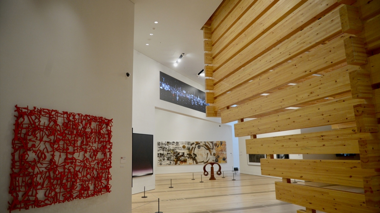 OMM, dünyanın önde gelen dijital sanat kolektifi Marshmallow Laser Feast`in teknoloji, data bilim ve sanatı bir araya getiren, sanal gerçekliğin sınırlarını zorlayan eserine ev sahipliği yapıyor.