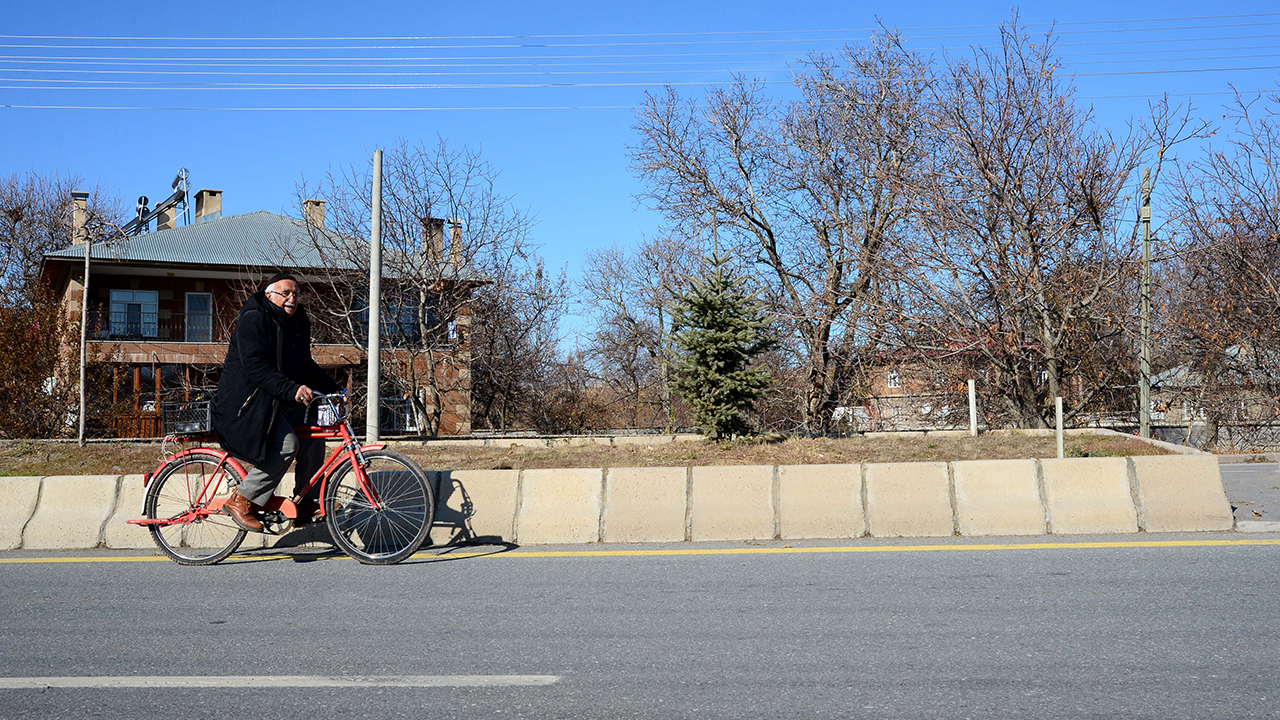 İlçenin İyiler Mahallesi`nde yaşayan 5 çocuk babası Karabulak, ilerleyen yaşına rağmen yıllardır dede mesleği bastonculuğu sürdürüyor.