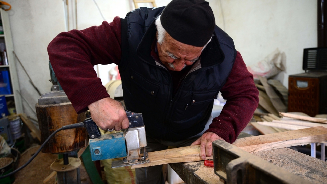 Her gün sabahın erken saatinde bisikletiyle evinden 10 kilometre mesafedeki atölyesine giden Karabulak, akşam saatlerine kadar ceviz ağaçlarına zımpara, testere, eğe ve çekiçle şekil veriyor. 