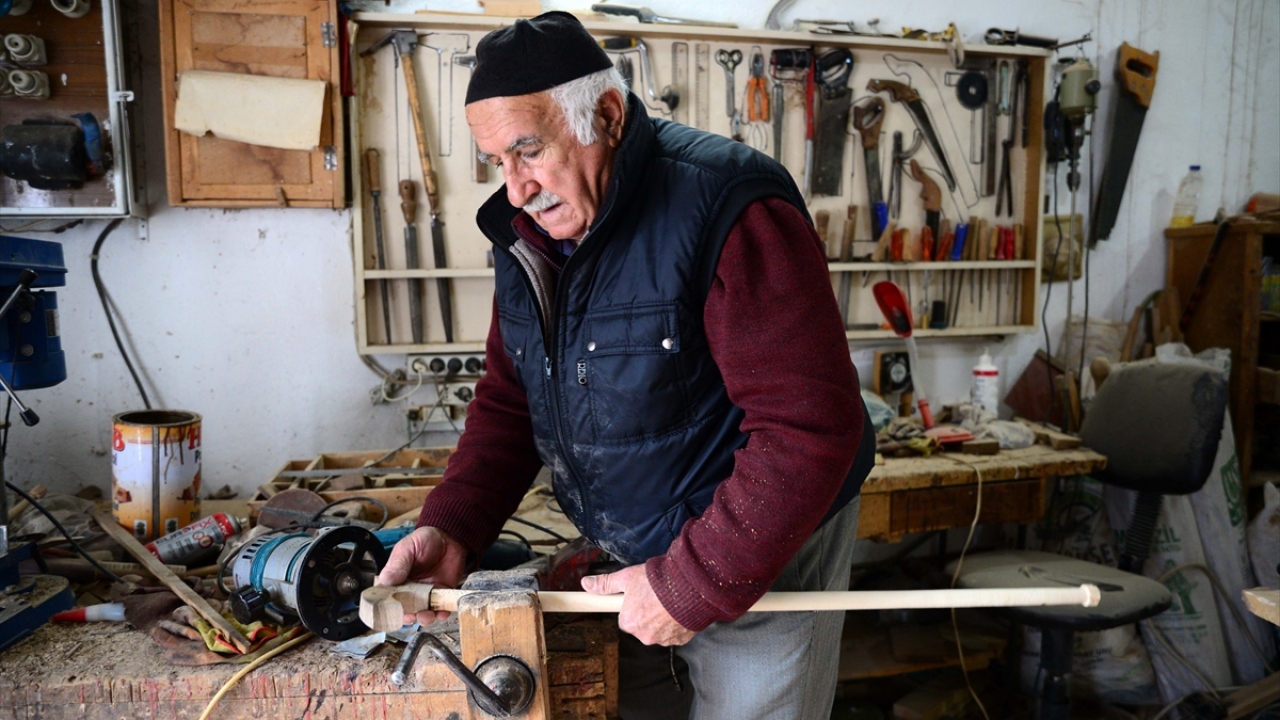 40 metrekarelik atölyesinde 35 yıldır işini severek sürdüren Karabulak, 50 aşamadan geçirdiği bastonlara Selçuklu motiflerinin yanı sıra lale, ejder, kartal, at ve kurt figürleri de işliyor.