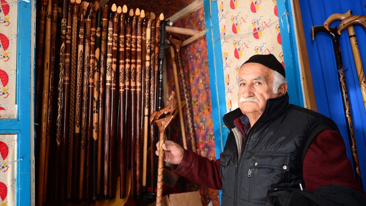 Diyabet hastalığına ve ilerleyen yaşına rağmen işini titizlikle yapan Karabulak, ürettiği bastonları yöre halkına satarak geçimini sağlıyor.
