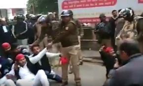 Hindistan'da protestolar büyüyor: Kamu çalışanları iş bıraktı