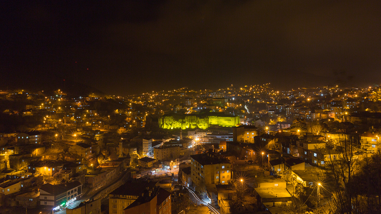 Şehrin adını aldığı, milattan önce 312 yılında Büyük İskender`in komutanlarından Badlis tarafından yaptırılan kale, içerisindeki han sarayı, 300 ev, cami, çarşı ve bedesten kenti ziyaret eden turistlerin ilgisini çekiyor.