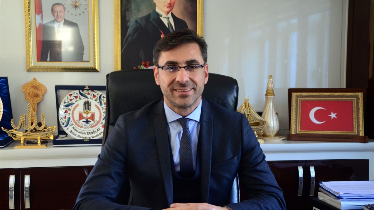 Belediye Başkanı Nesrullah Tanğlay, yaptığı açıklamada, Bitlis`te hayata geçirdikleri "Sokak Sağlıklaştırılması" projesi kapsamında kentin tarihi eserlerini ortaya çıkardıklarını söyledi.