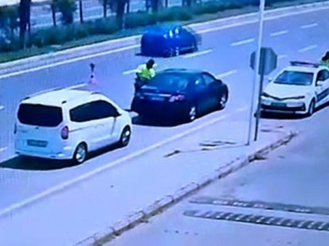 Kalp krizi geçiren sürücüyü trafik polisleri hayata bağladı