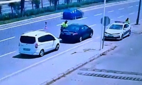 Kalp krizi geçiren sürücüyü trafik polisleri hayata bağladı