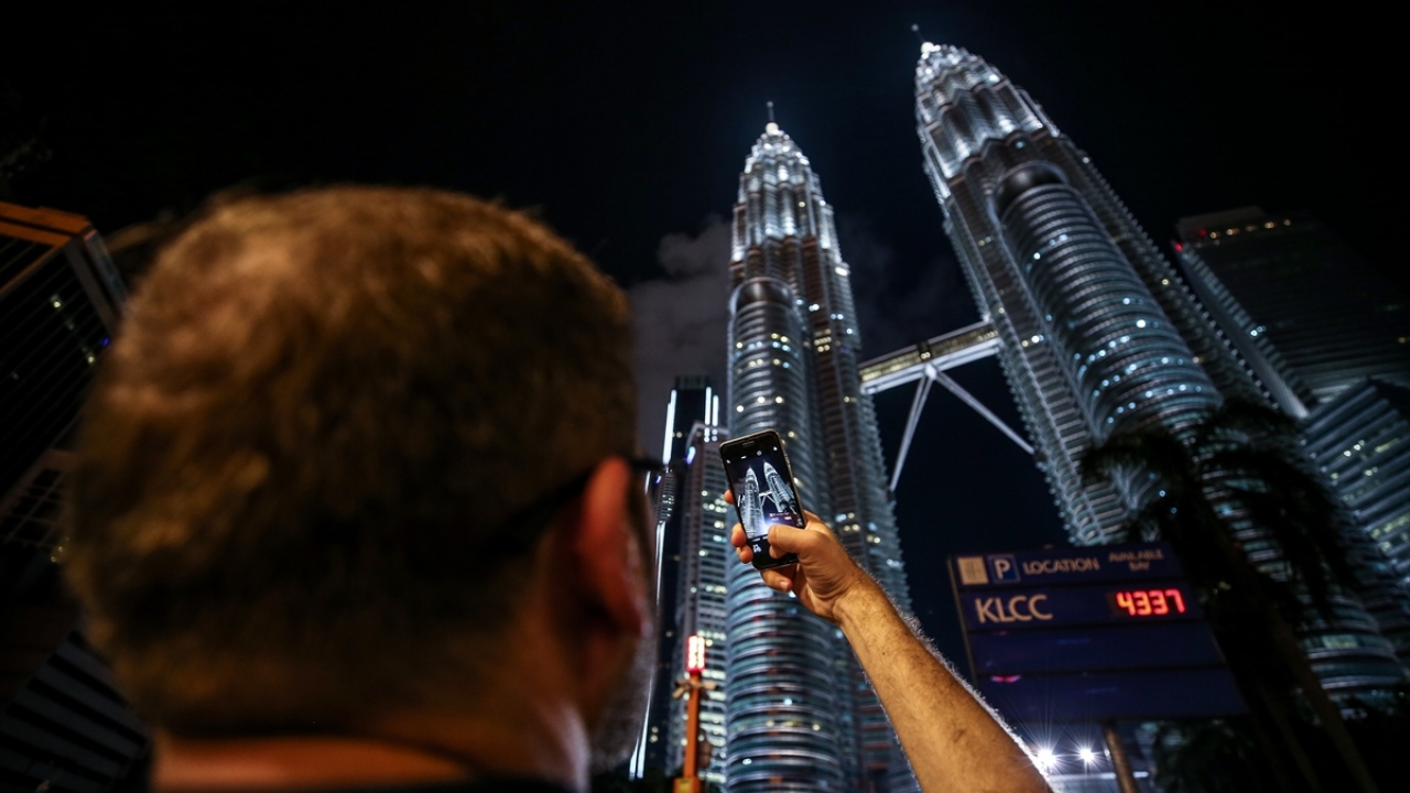 Kentte bulunan ve bir dönem dünyanın en yüksek ikiz gökdeleni olan Petronas İkiz Kuleleri Kuala Lumpur`da yaşayanlar ve turistler tarafından oldukça ilgi görüyor.