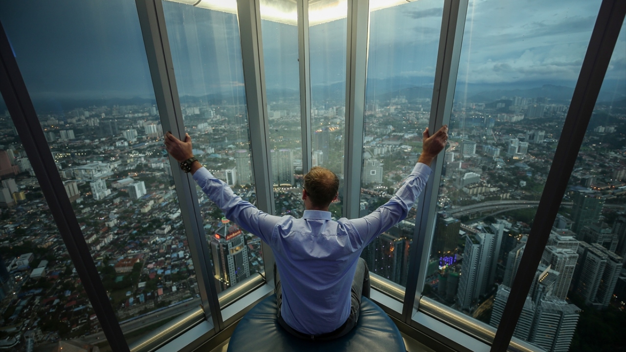 Bu kuleye ücret karşılığında çıkan turistler, başkenti neredeyse bulutların seviyesinde izleme fırsatı buluyor.