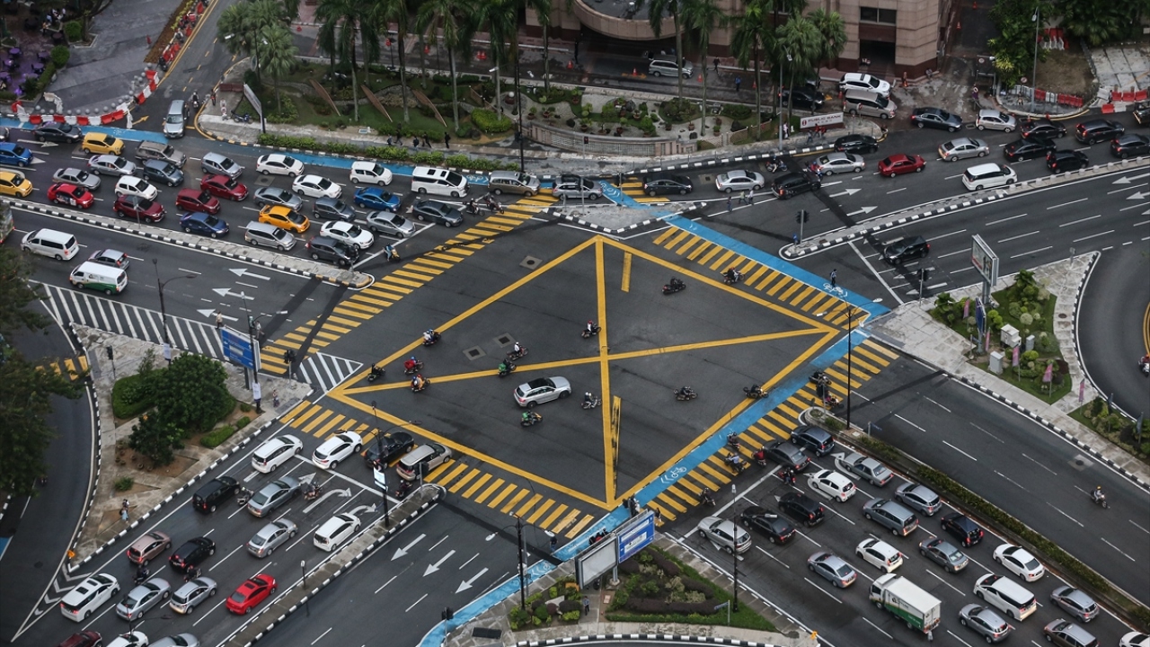 İş çıkış saatlerinde yoğun araç trafiğinin olduğu başkent Kuala Lumpur`da özellikle araç sürücüleri kurallara uymak için yoğu çaba gösteriyor.