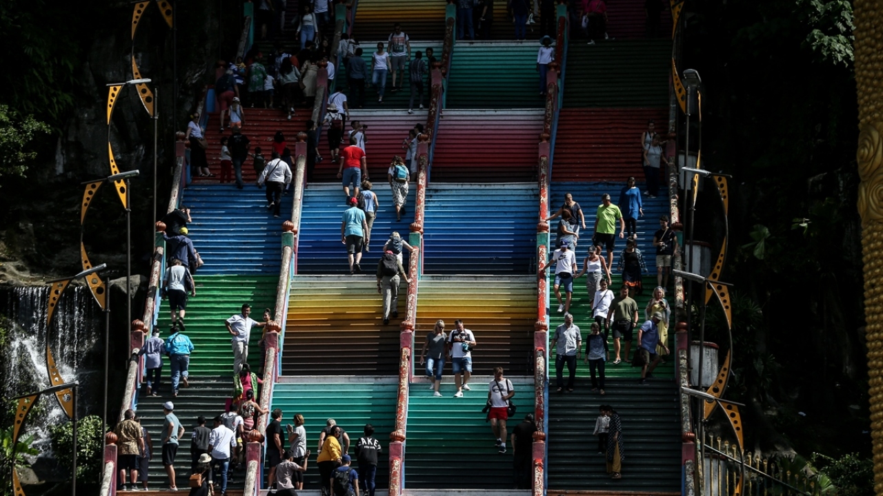 Kalker tepe içinde 400 milyon yılda oluştuğu tahmin edilen mağaralar, Kuala Lumpur`da turistlerin uğrak noktaları arasında.