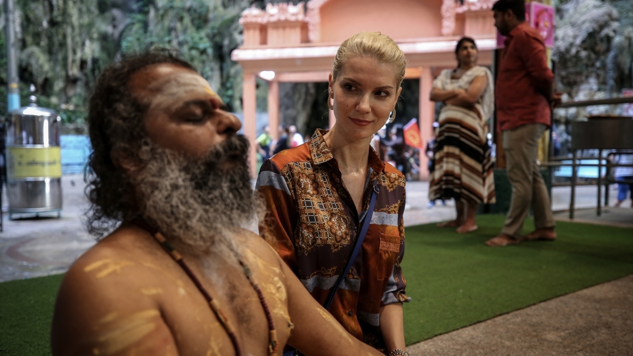 Buraya gelip ibadet edip, meditasyon yapan Hindular, ziyaretçiler tarafından da ilgi görüyor.