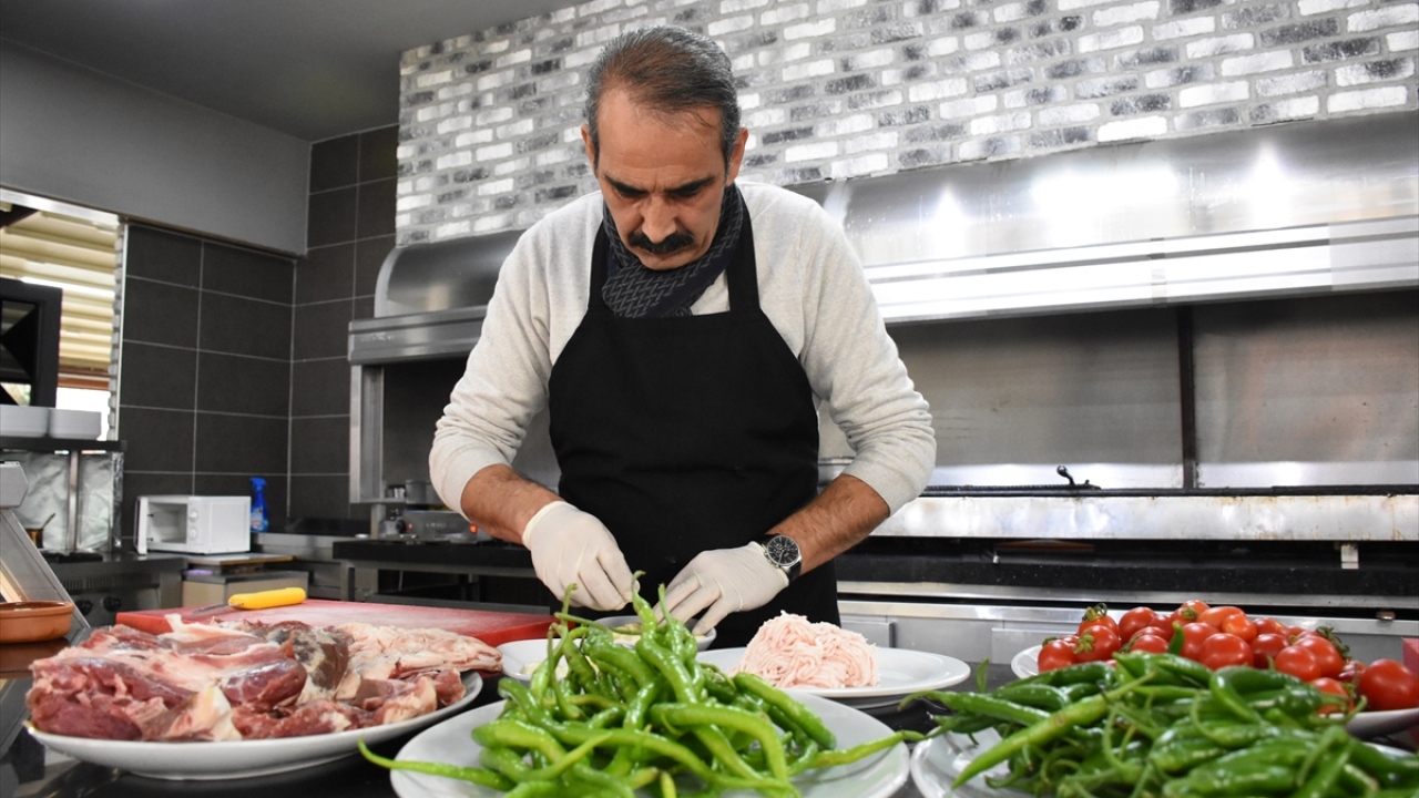 Kentte "Kasap Mustafa" olarak tanınan "lezzet ustası" Mustafa Metin, yaptığı açıklamada, "fırın ağzı"nın Kayseri`nin vazgeçilmez tatlarından olduğunu söyledi.