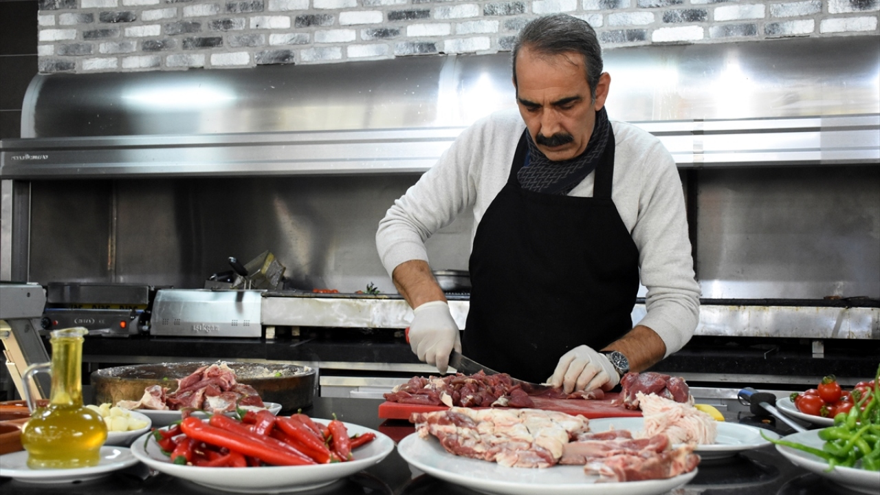 Kayseri`ye gelen yerli ve yabancı turistlerin "fırın ağzı"nı beğenerek yediğini vurgulayan Metin, bu lezzeti herkesin tatması gerektiğini anlattı.