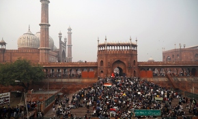 Hindistan'da tansiyon düşmüyor: 3 ölü