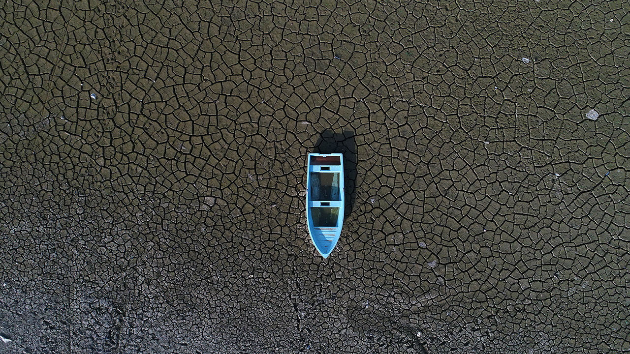 Amatör balıkçıların avcılık yaptıkları, çeşitli su kuşlarının yaşadığı gölette kuruma nedeniyle çatlaklar oluştu, bazı balıkçı tekneleri kuruyan alanların ortasında kaldı. 