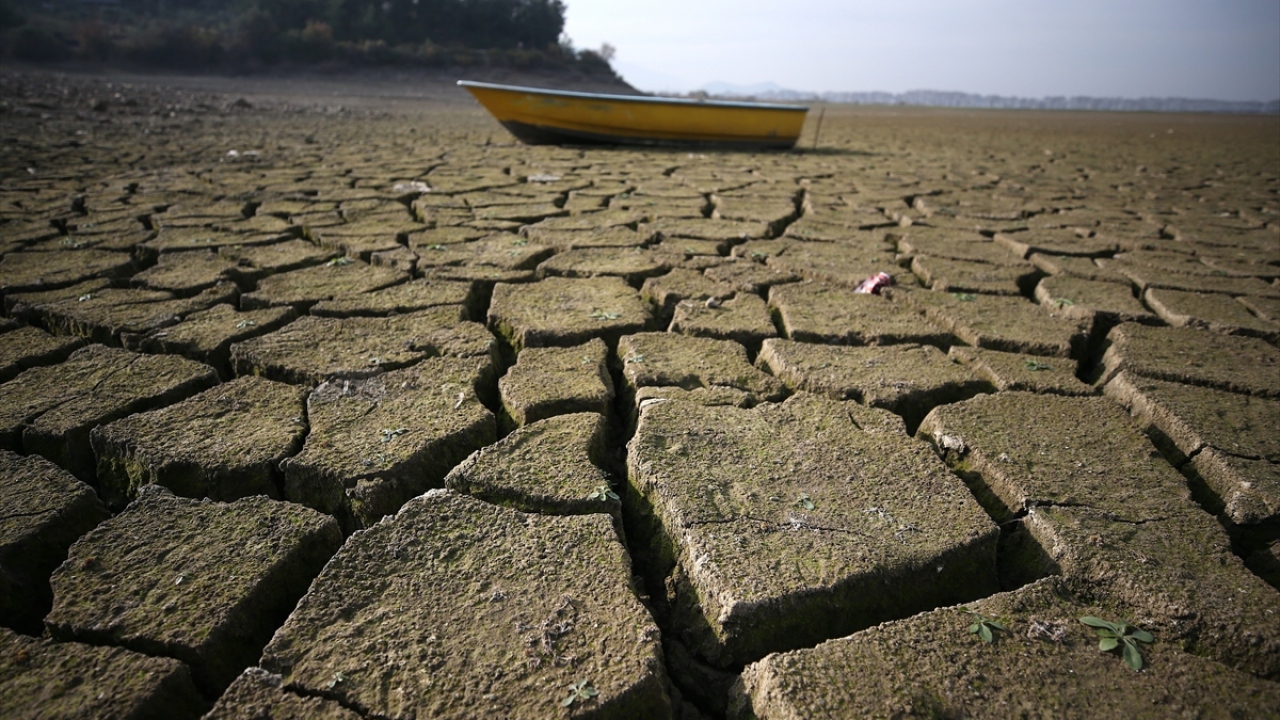 Kılıç, 3 bin dönüm büyüklüğündeki göletin 2 bin dönümlük kısmının kuruduğunu belirtti.