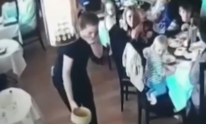 Garson kızdan 2 yıllık sakarlık videosu