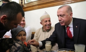 Cumhurbaşkanı Erdoğan vatandaşlarla boza içti