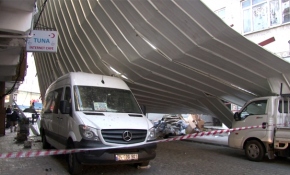 Binanın çatısı uçtu, baba ve çocuğu son anda kurtuldu