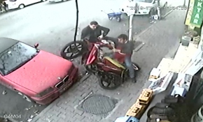 Gaz kolu kilitlenen motosiklet, ortalığı birbirine kattı