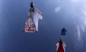 Yarasa adamlar gökyüzünde süzüldü