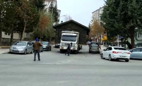 Sürücünün prefabrik evi kamyonla taşıması kamerada