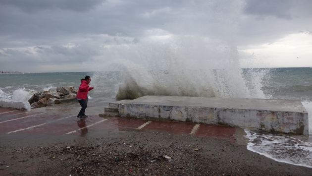 Çanakkale'de kuvvetli lodos sahildeki bazı işletmelere zarar verdi