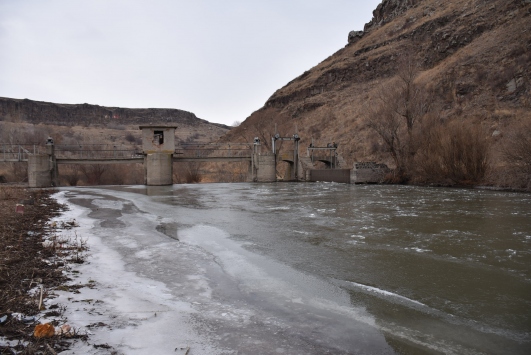 Doğu'da soğuk hava çay ve şelaleleri dondurdu